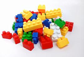 Merkinbreuk bij refererend gebruik: mag je een betonblok een Legoblok noemen?
