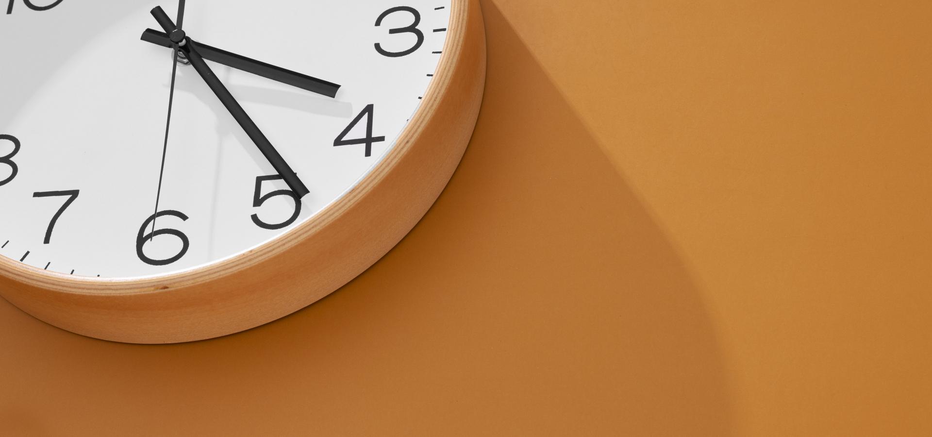 wall clock indoors still life(1)